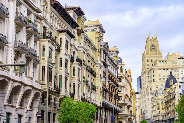 Edificios modernistas en madrids gran vía la calle principal en el centro de la capital