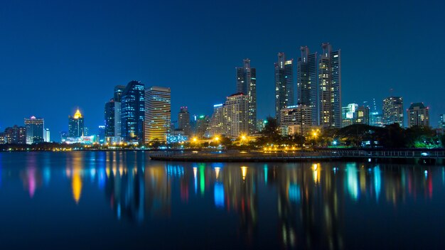 Edificios modernos de Asoke del horizonte de la ciudad de la noche de Bangkok, Tailandia.