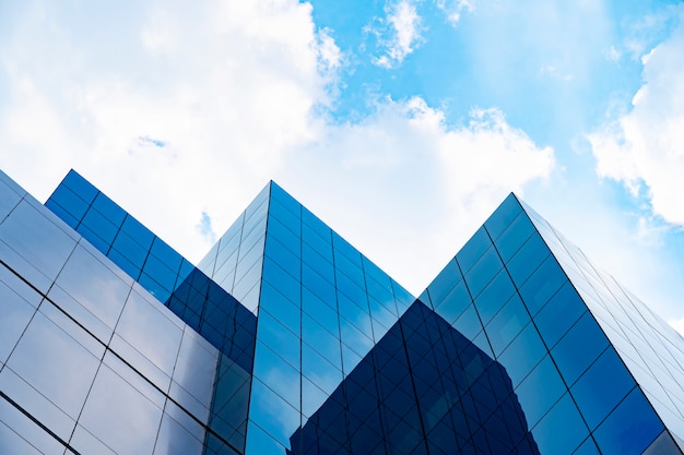 Edificios modernos con cielo azul y nubes en un día soleado