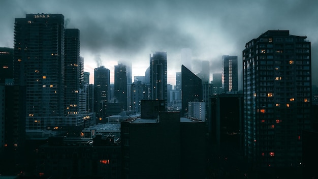 Edificios modernos en la ciudad contra el cielo al anochecer