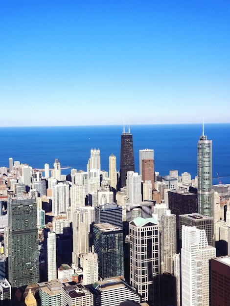 Foto edificios modernos en la ciudad contra un cielo azul claro