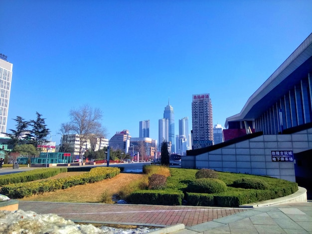 Edificios modernos en la ciudad contra un cielo azul claro