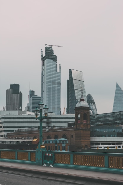 Foto edificios modernos en la ciudad contra un cielo despejado