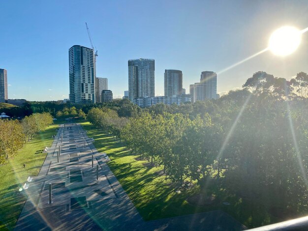 Foto edificios modernos en la ciudad contra un cielo despejado