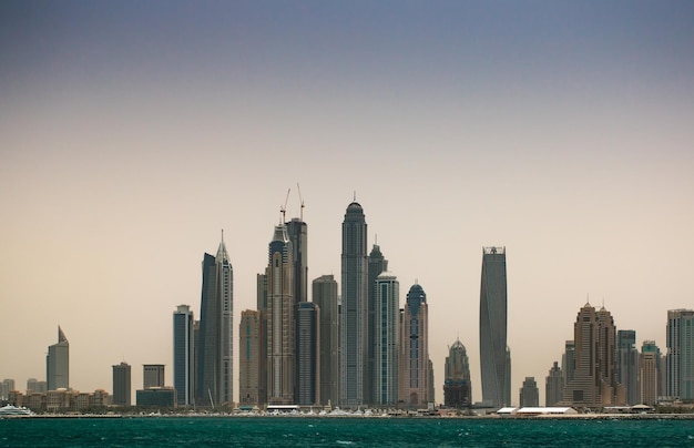 Foto edificios modernos en la ciudad contra un cielo despejado