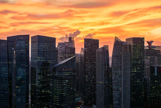 Foto edificios modernos en la ciudad contra el cielo naranja