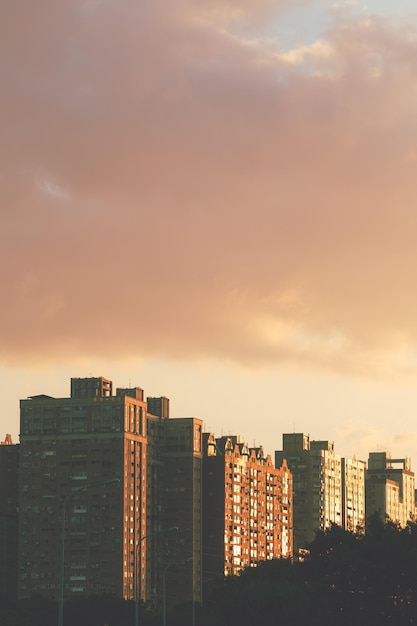 Foto edificios modernos en la ciudad contra un cielo nublado