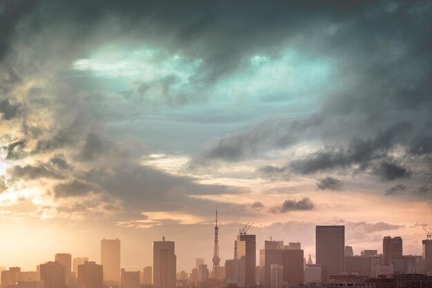 Edificios modernos en la ciudad contra el cielo durante la puesta de sol en Tokio, Japón