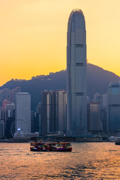 Edificios modernos en la ciudad contra el cielo durante la puesta de sol