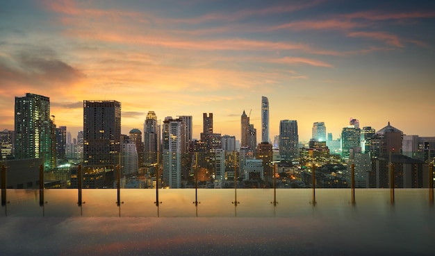 Edificios modernos en la ciudad contra el cielo durante la puesta de sol
