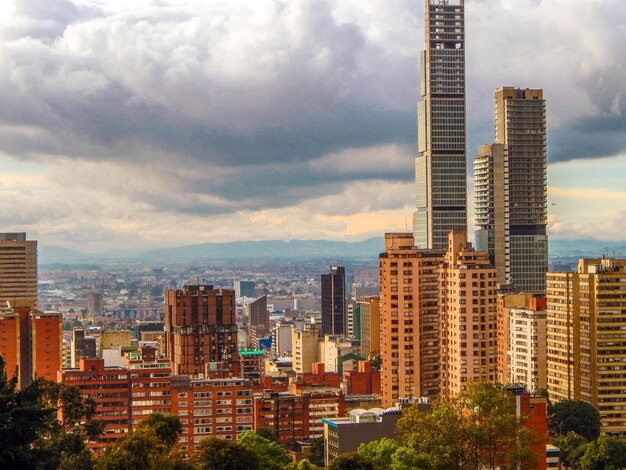 Foto edificios modernos en la ciudad contra el cielo