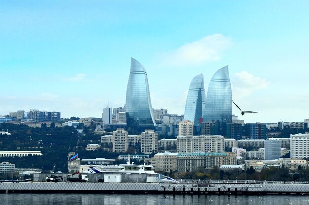 Edificios modernos en la ciudad contra el cielo