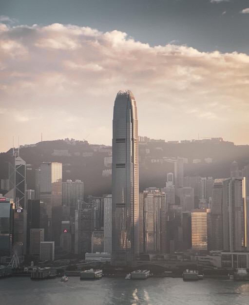 Edificios modernos en la ciudad contra el cielo