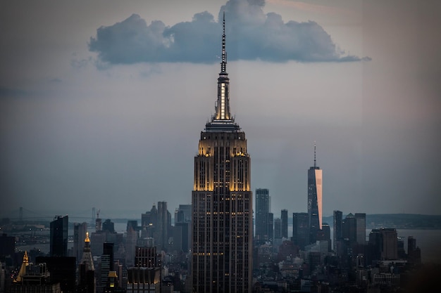 Edificios modernos en la ciudad contra el cielo