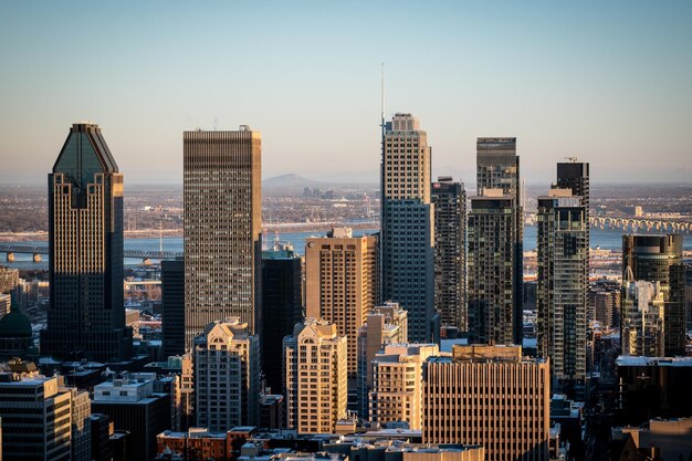 Edificios modernos en la ciudad contra el cielo