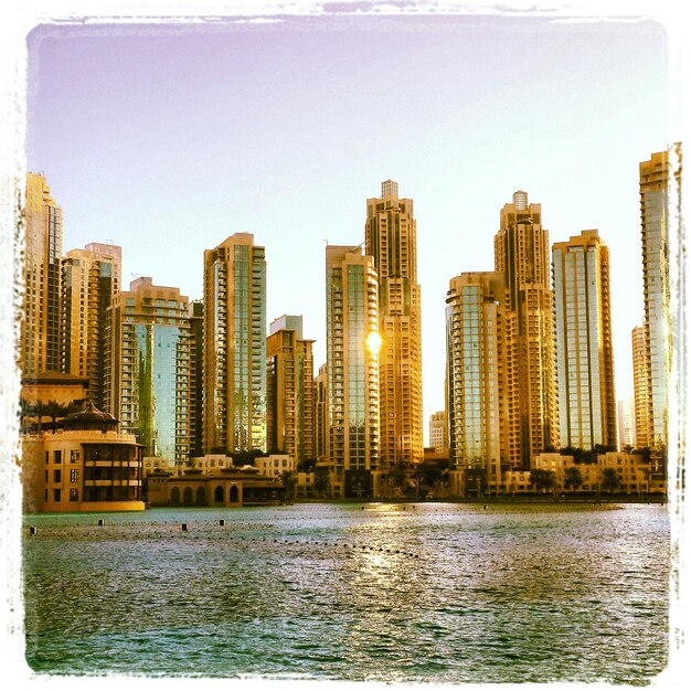 Foto edifícios modernos com lago em primeiro plano