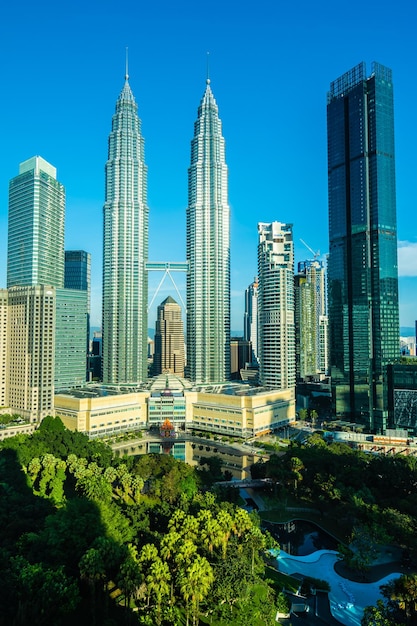 Foto edificios modernos contra el cielo azul