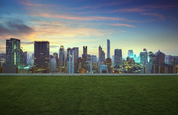 Edificios modernos contra el cielo durante la puesta de sol en la ciudad