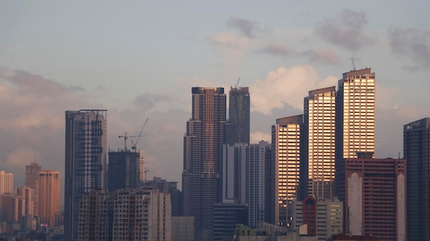 Edificios modernos contra el cielo durante la puesta de sol