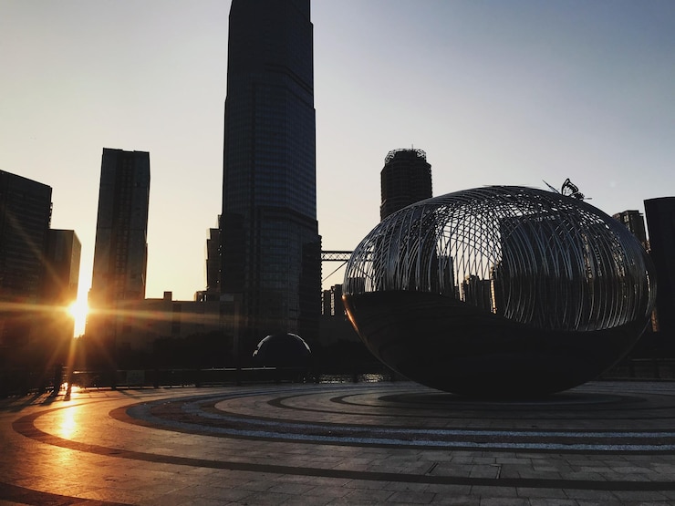 Foto edifícios modernos contra o céu durante o pôr do sol na cidade
