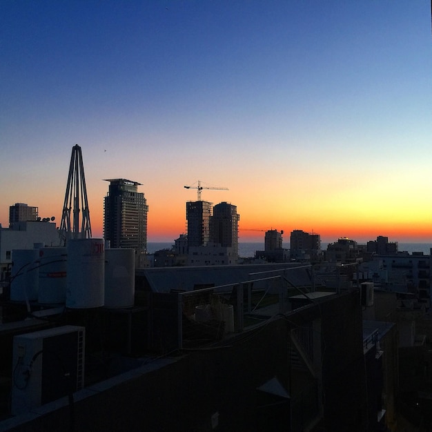 Foto edifícios modernos contra o céu durante o pôr-do-sol