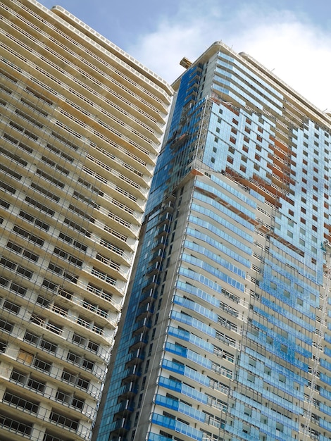 Edifícios modernos de vários andares em construção Arranha-céus inacabados