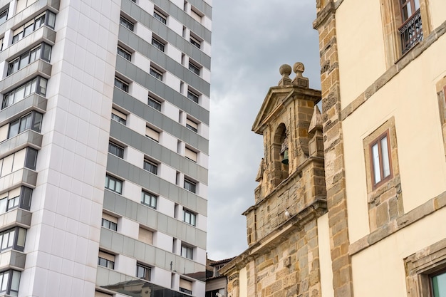 Edifícios modernos e muito antigos coexistem na cidade turística de Gijon Astúrias, Espanha