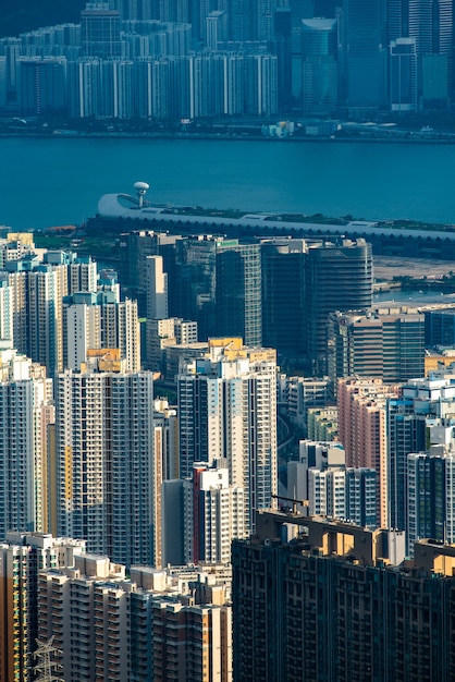 Edifícios modernos e rio em Hong Kong