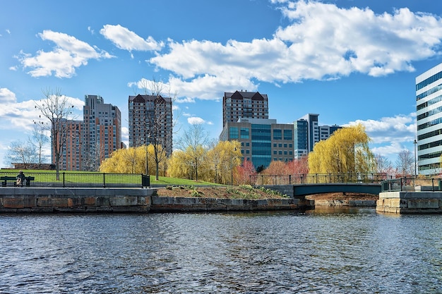 Edifícios modernos em North Point Park e Charles River em Cambridge, Massachusetts, América.