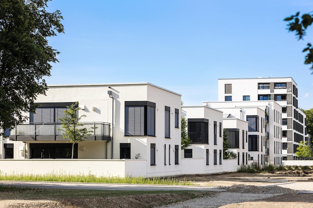 Foto edifícios modernos exteriores com janelas de persianas. bloco de edifícios de apartamentos residenciais modernos