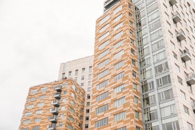 Edificios modernos de gran altura con diseños elegantes y amplias ventanas que ofrecen impresionantes vistas y