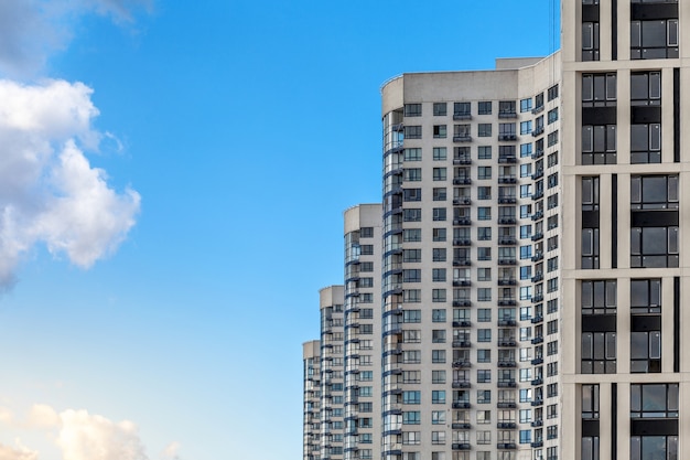 Edificios modernos de gran altura frente a un cielo azul claro en perspectiva.