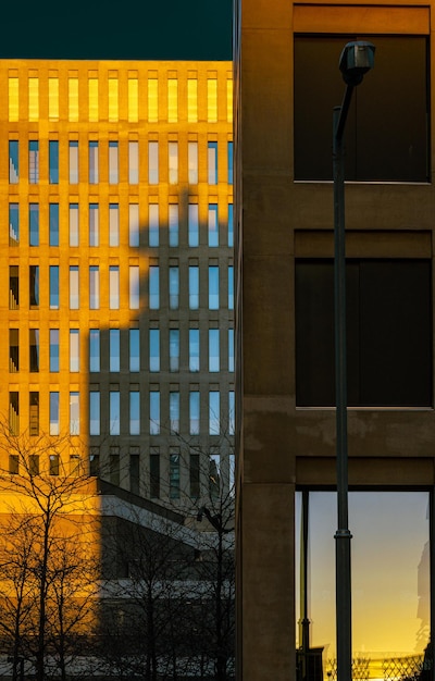 Edifícios modernos iluminados com luz quente no pôr do sol da cidade da justiça