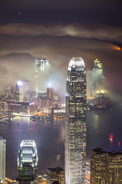 Foto edifícios modernos iluminados na cidade contra o céu à noite