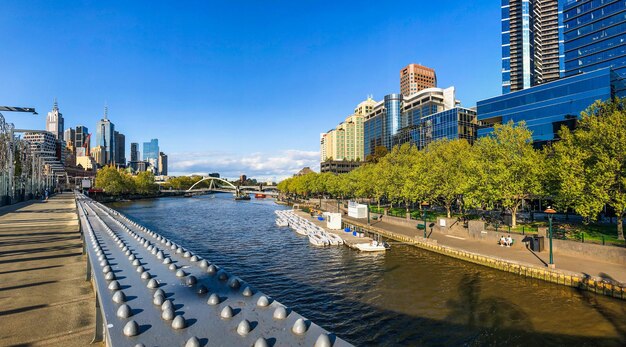 Edificios modernos junto al río contra el cielo azul