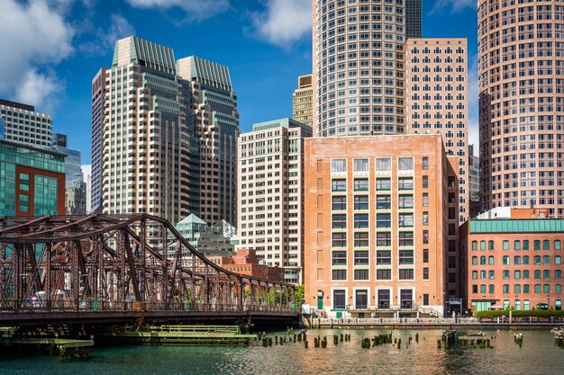 Edificios modernos junto al río contra el cielo en la ciudad