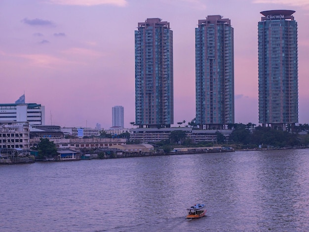 Foto edificios modernos junto al río contra el cielo en la ciudad