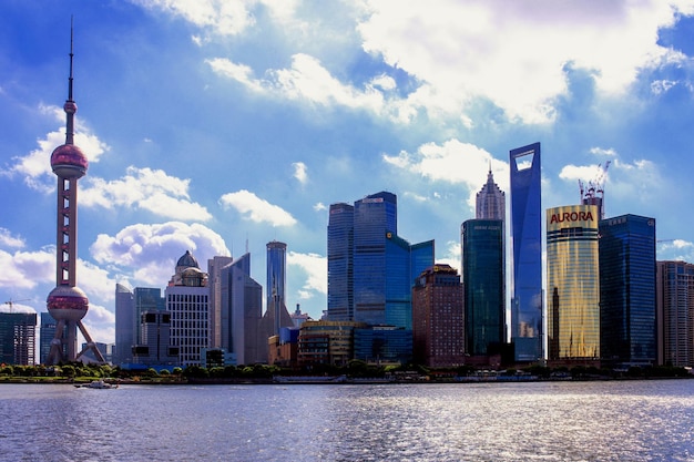 Edificios modernos junto al río Huangpu contra un cielo nublado
