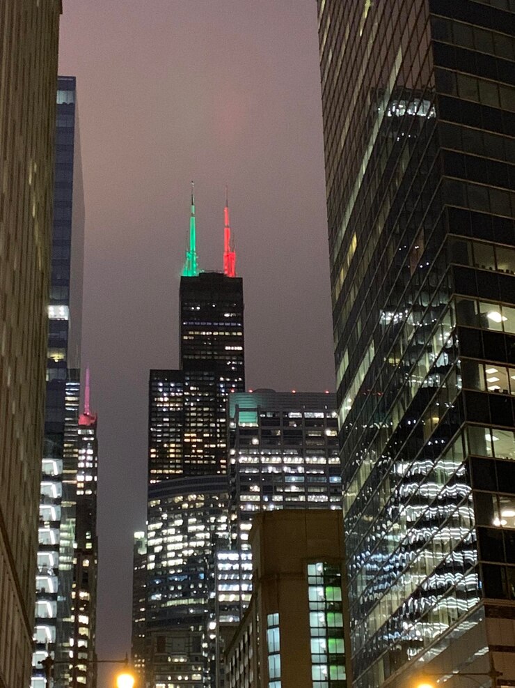 Foto edifícios modernos na cidade à noite