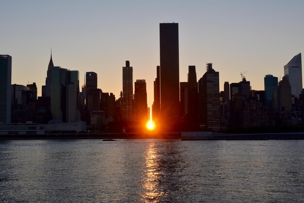 Foto edifícios modernos na cidade contra o céu claro durante o pôr-do-sol