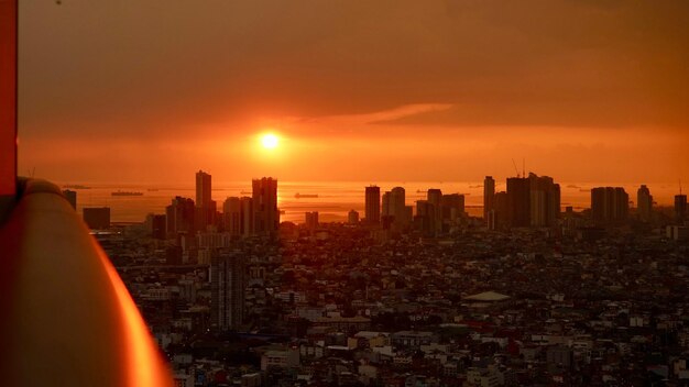 Edifícios modernos na cidade contra o céu durante o pôr do sol