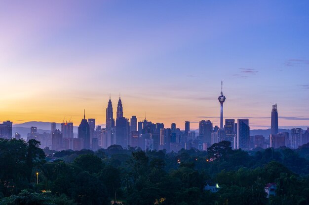 Edifícios modernos na cidade contra o céu durante o pôr do sol