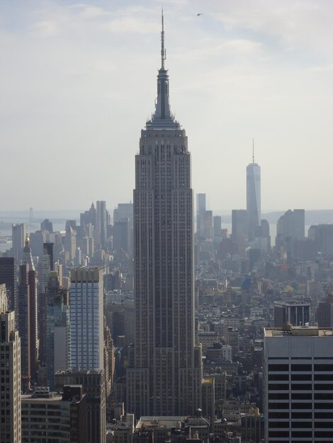 Edifícios modernos na cidade contra o céu