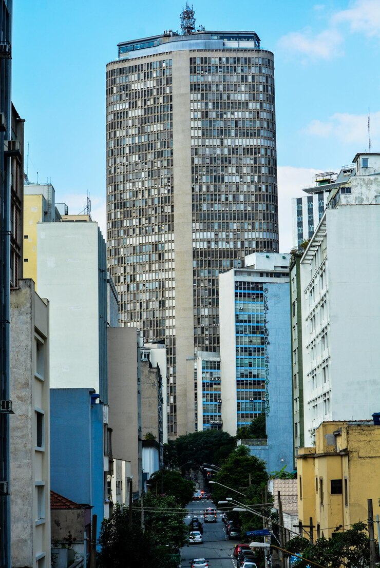 Foto edifícios modernos na cidade contra o céu