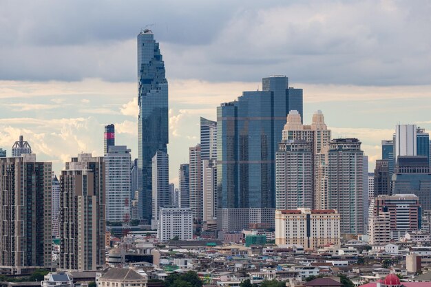 Edifícios modernos na cidade contra o céu