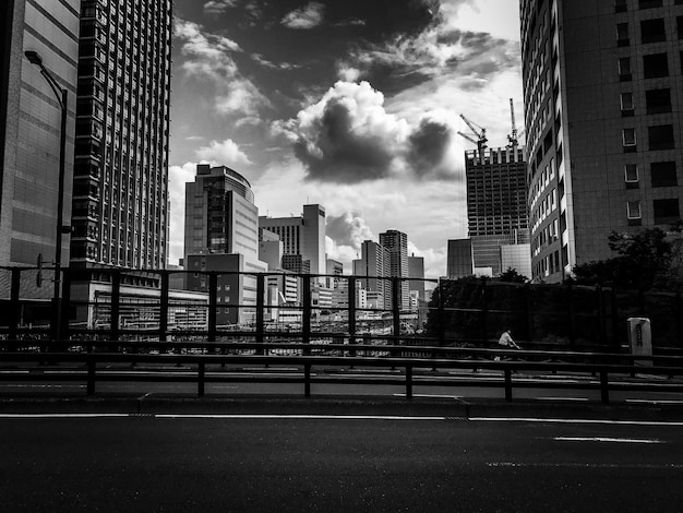 Foto edifícios modernos na cidade contra o céu