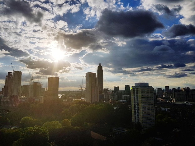 Edifícios modernos na cidade contra o céu