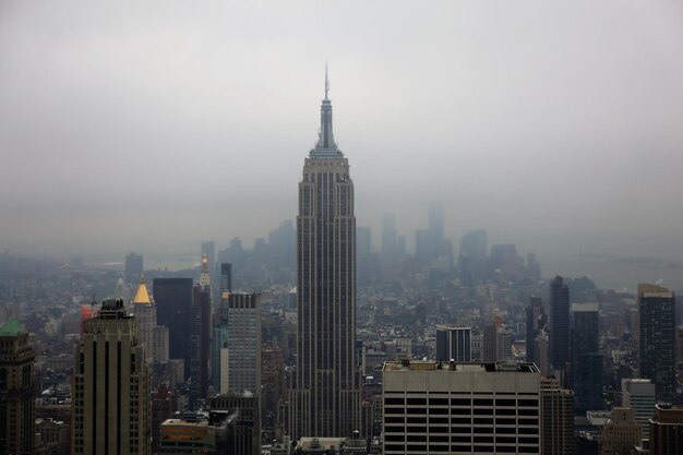 Edifícios modernos na cidade contra o céu