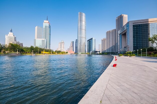 Edifícios modernos no distrito financeiro de tianjin com bela cena do rio haihe China