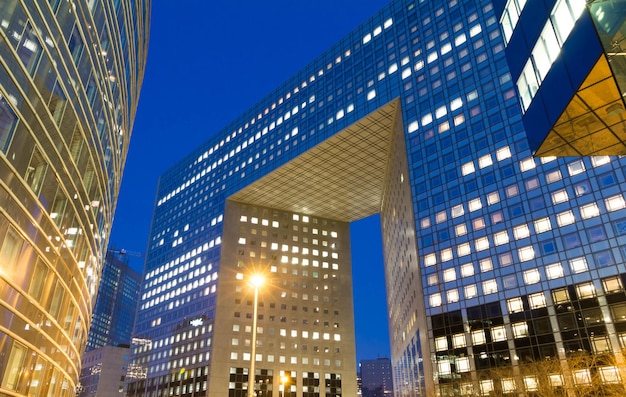 Los edificios modernos en la noche La Defense